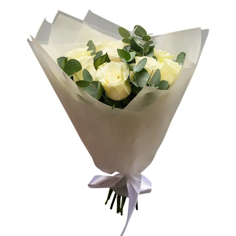 Композиция из 7 белых роз с эвкалиптом